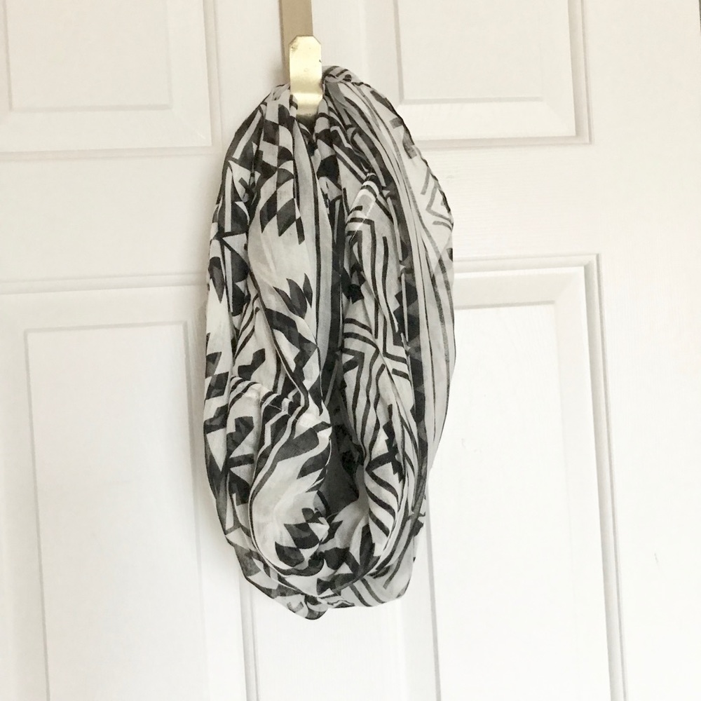 ⭐️Geometric black and white infinity scarf